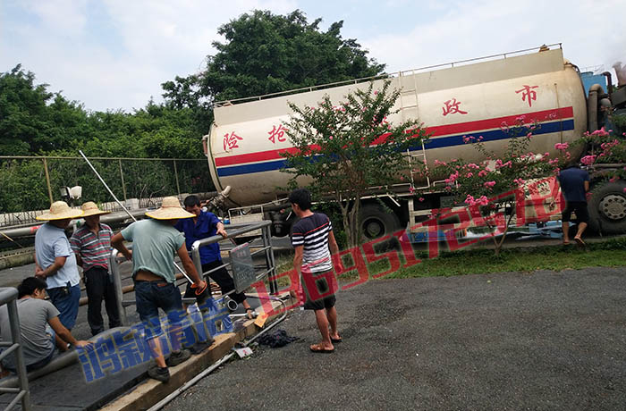 高明溢達(dá)電廠疏通管道，清理